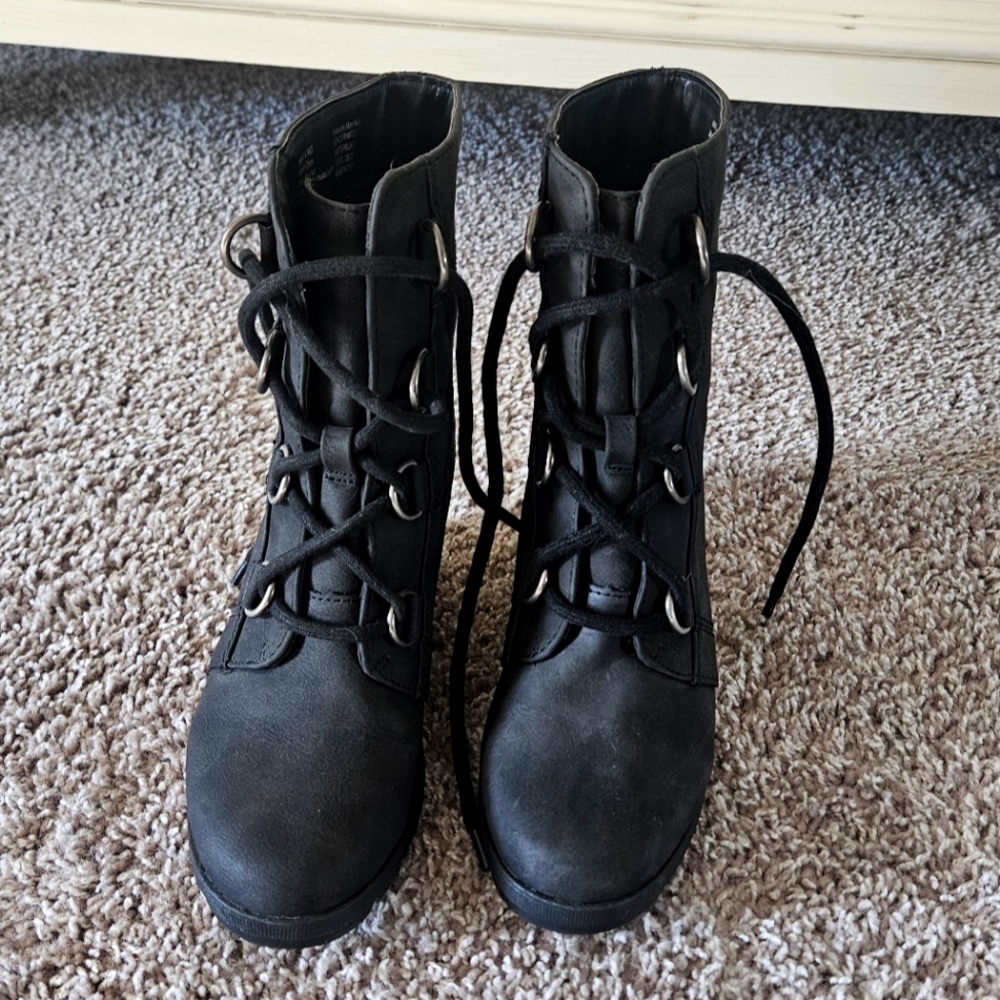 Sonoma Wedge boots size 6 black